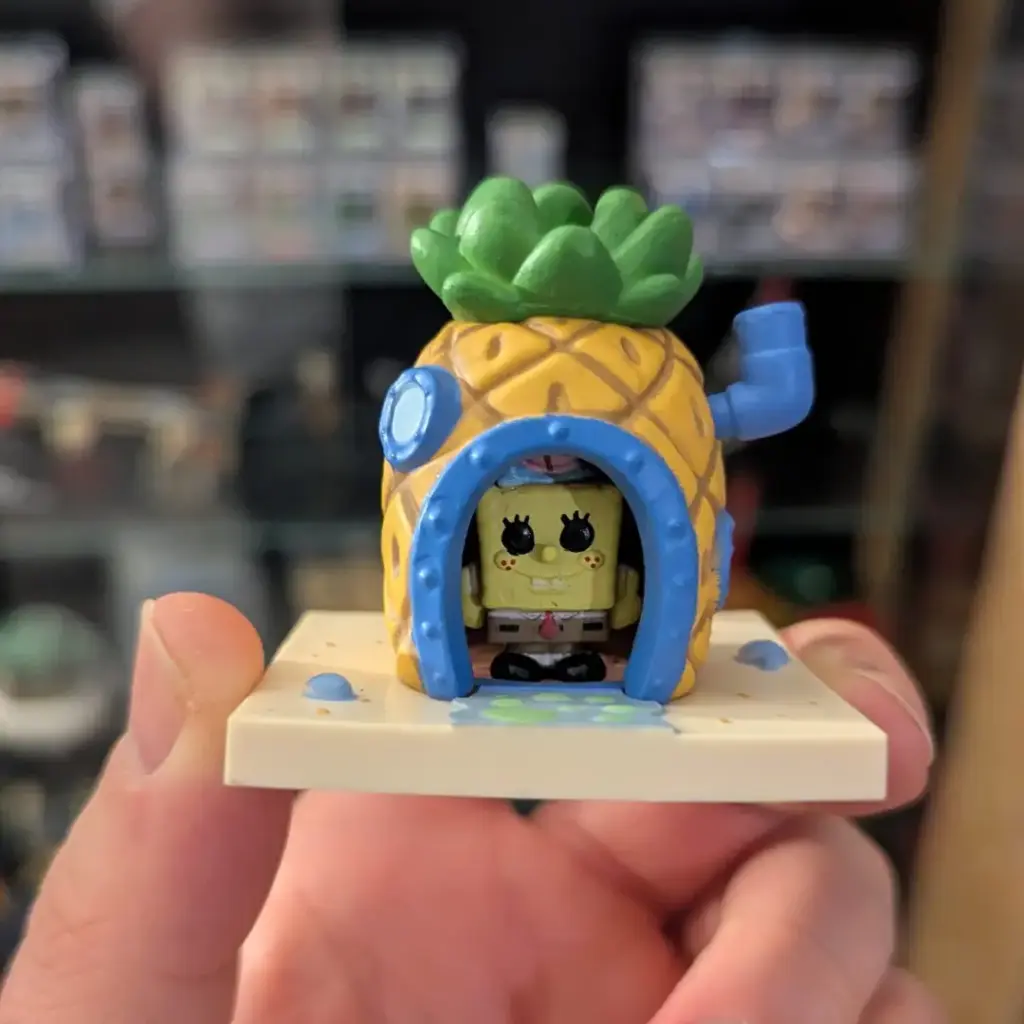 AUf dem Bild ist das Ananas-Haus von und mit Spongebob zu sehen. Als kleine Bitty Pop Variante von Funko.
