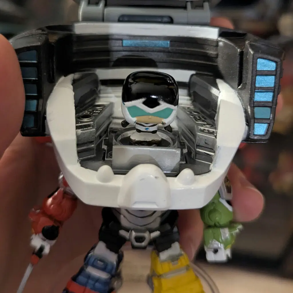 Auf dem Bild ist der offene Funko Voltron zu sehen, mit einer Shiro Bitty Pop Figur eingesetzt.