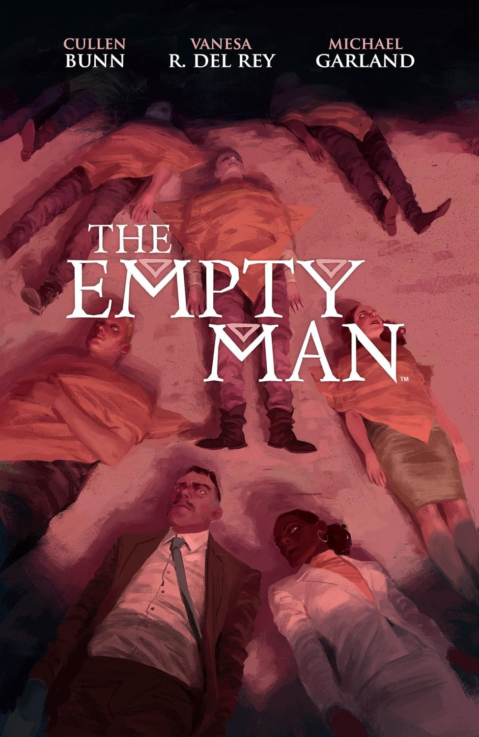 Auf dem Cover zu The Empty Man sind mehrere Menschen zu sehen, die ein Tuch auf ihrem Körper haben. Ganz unten sind zwei Personen zu sehen, die nicht verdeckt sind.