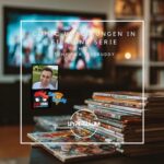 Auf dem Bild zur 47. Hyerraum Podcast Folge ist ein Stapel Comics zu sehen, im Hintergrund befindet sich ein Fernseher.