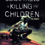 Auf dem Cover zum siebten Something is killing the Children Bandes sehen wir den Dublici-Typ der die gestallt von Erica übernommen hat. Das monster hockt auf der Motorhaube schreibend nach rechts.