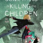 Auf dem Cover zum neunten Something is killing the Children Band ist eine junge Erica und Jessica zu sehen wie sie einen Sprung angriff von links nach rechts ausüben.